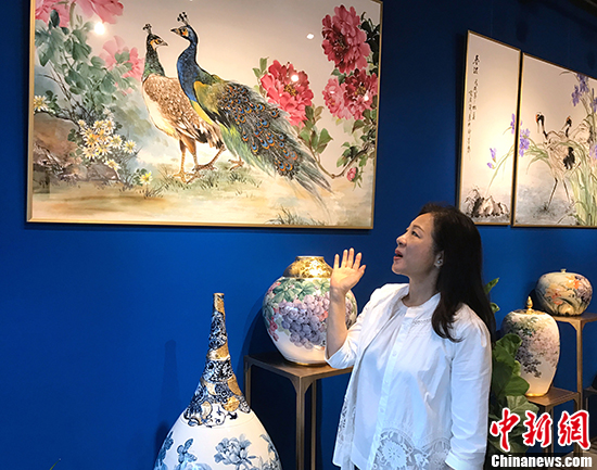 当花鸟从纸面跃然于陶瓷——访台湾国画名家赵屏兰